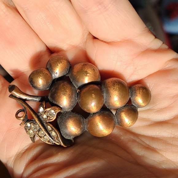 2/$12 Coppertone grape brooch with rhinestone details on leaf - Picture 4 of 5